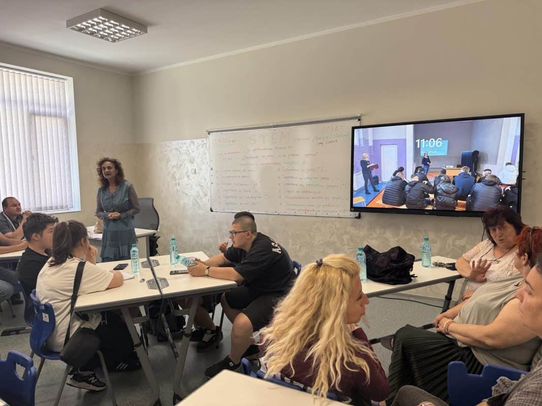 Обучение в ПГХВТ с преподавател и студенти в класната стая.